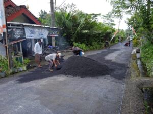 PENGASPALAN JALAN DESA KALURAHAN MERDIKOREJO DIMULAI