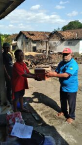 PENYERAHAN BANTUAN OLEH KSB KEPADA KORBAN KEBAKARAN
